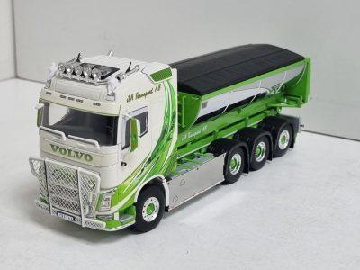 WSI volvo FH4 8x4 van JA TRANSPORT uit ZWEDEN met PALFINGER HOOKLIFT + HOOKLIFT CONTAINER ASPHALT