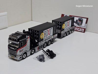 WSI SCANIA S RIGED FLAT BED TRUCK 8X2 van BOXIT uit DENEMARKEN met TAG AXLE FLAT BED DRAWBAR TRAILER - 3 AXLE WITH PALFINGER PK 92002 SH + 2X 20FT CONTAINER
